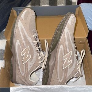 New Balance Unisex Beige Sneakers 204L